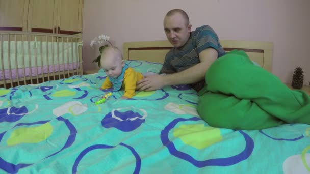 padre juega con el bebé de cuatro meses en la habitación. Feliz paternidad. 4K
 - Metraje, vídeo
