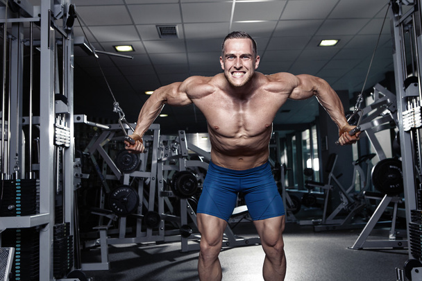 μυϊκή bodybuilder τύπος κάνει ασκήσεις προπόνηση στο γυμναστήριο - Φωτογραφία, εικόνα