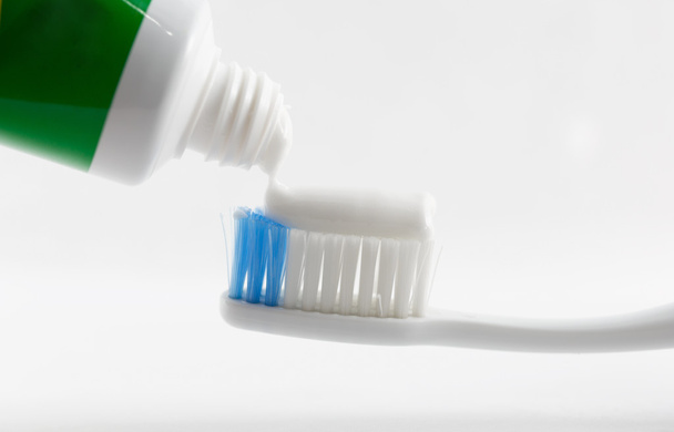 歯ブラシにハンドプレス歯磨き粉. - Fotó, kép