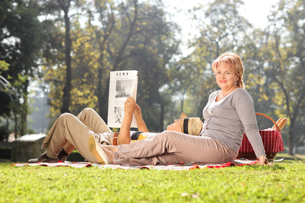 Mature woman posing in park with her husband  - Foto, imagen