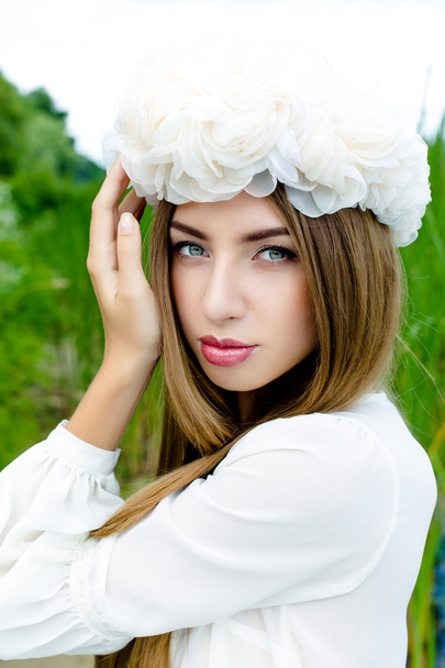 Beautiful woman in floral wreath - Foto, imagen