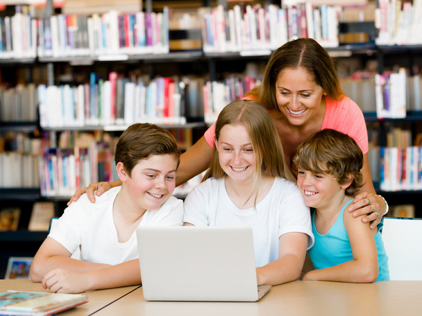 Family in library - Foto, afbeelding