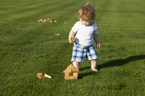Cute baby boy builds house - Foto, imagen