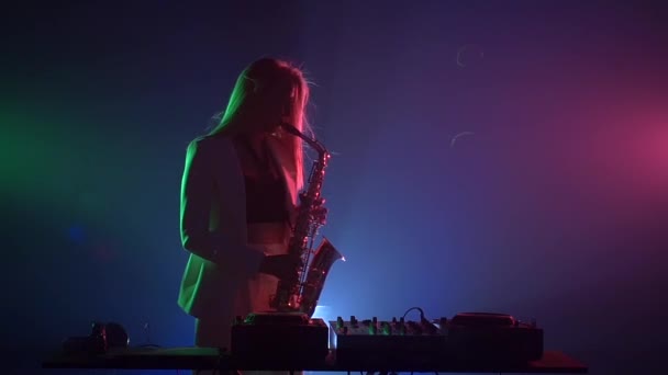 Woman playing music using saxophone - Metraje, vídeo
