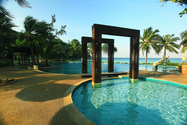pool near Hotel with palms - Zdjęcie, obraz
