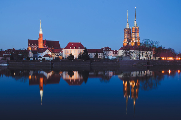 ένα αστικό τοπίο καθεδρικών ναών, ποταμού Όντερ. Βρόκλαβ, Πολωνία, σούρουπο - Φωτογραφία, εικόνα