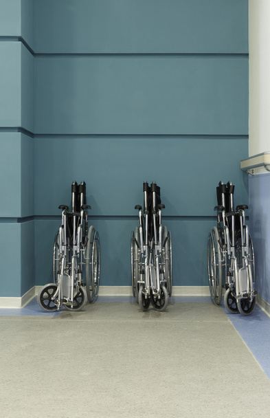 Rollstühle auf einem der Etagen im Krankenhaus - Foto, Bild