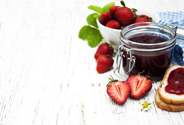 Confiture de fraises et fraises fraîches - Photo, image