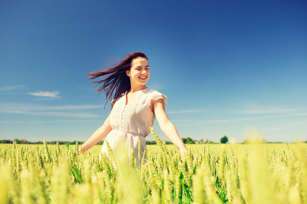 усміхнена молода жінка на зерновому полі
 - Фото, зображення