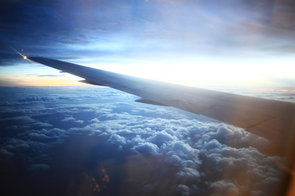 a repülőgép ablakból madártávlatból - Fotó, kép