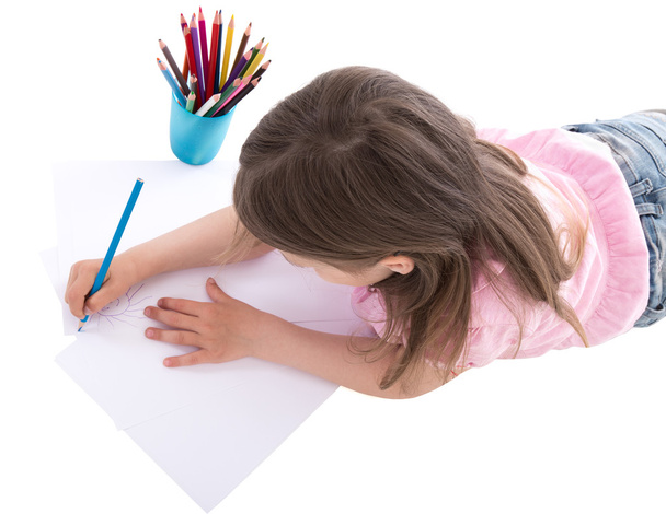Rückansicht des kleinen Mädchens mit bunten Stiften zu zeichnen isoliert  - Foto, Bild