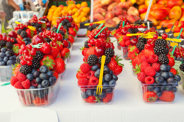 Disposizione variopinta di bacche di frutto fresche pronte da mangiare su un ma
 - Foto, immagini