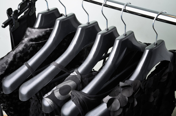 vêtements noirs pour femmes suspendus sur le haut du cintre en plastique noir vi
 - Photo, image