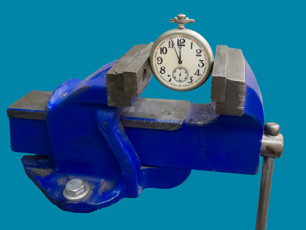 Карманные часы в тисках
  - Фото, изображение