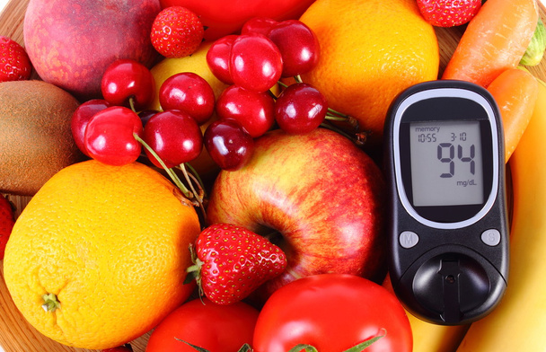 Glucometer with fruits and vegetables, healthy nutrition, diabetes - Foto, immagini