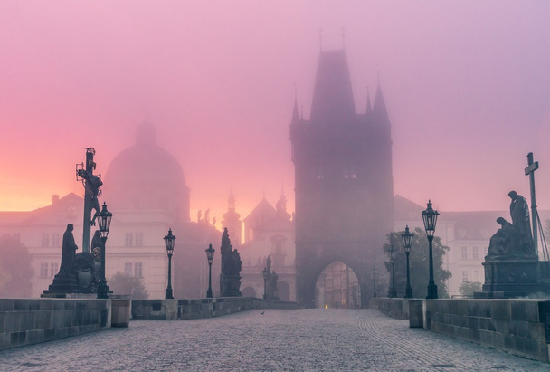 Карлов мост в Праге в сумерках утром в тумане
 - Фото, изображение