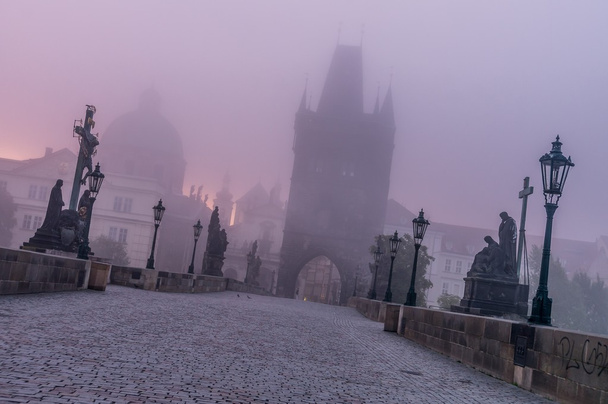 Карлов мост в Праге утром в тумане
 - Фото, изображение