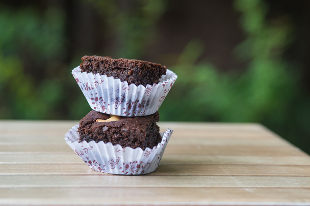 Bolinho de chocolate e cupcake de caju
 - Foto, Imagem