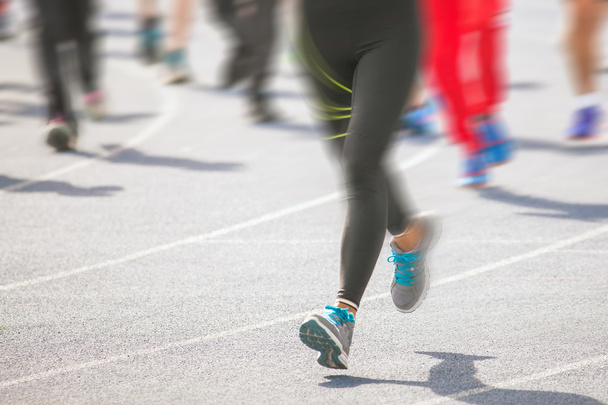 марафон жіночих ніг біг на відкритому повітрі біля дороги
 - Фото, зображення