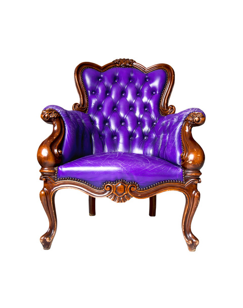 Винтажное фиолетовое кожаное кресло на белом фоне
 - Фото, изображение