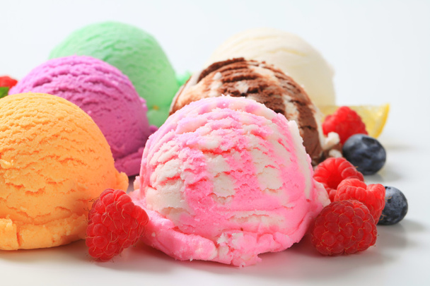 アイスクリームの盛り合わせ - 写真・画像