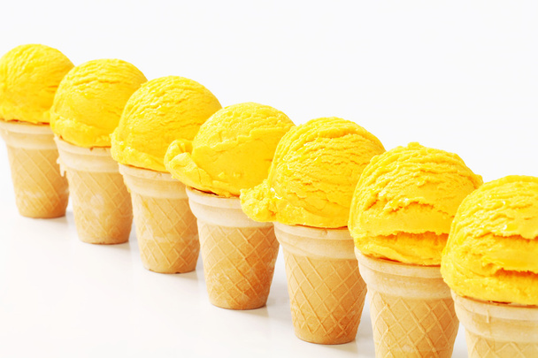 黄色のアイス クリーム コーン - 写真・画像