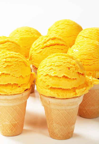 黄色のアイス クリーム コーン - 写真・画像