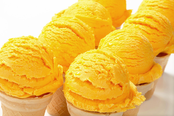 cones de sorvete amarelo
 - Foto, Imagem