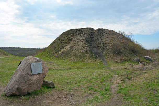 Montículo funerario
 - Foto, Imagen