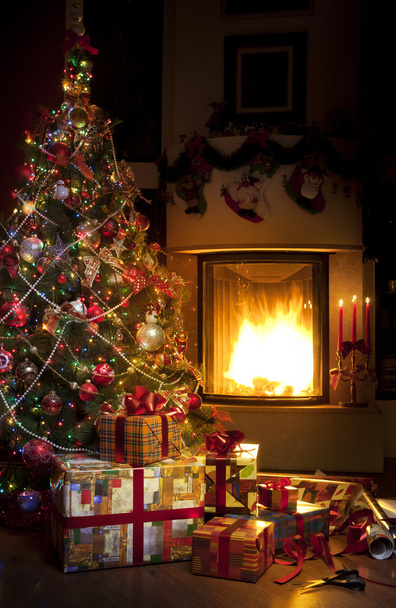 χριστουγεννιάτικο δέντρο και δώρο Χριστουγέννων - Φωτογραφία, εικόνα