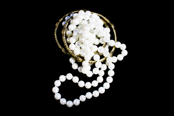 Perlas y pulseras de moda
 - Foto, imagen