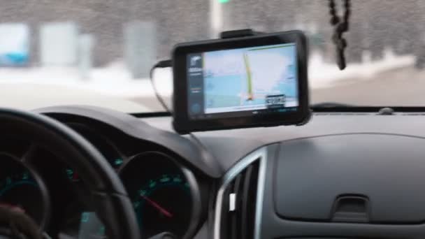 ダッシュボード上のGPSデバイスで車を運転する - 映像、動画