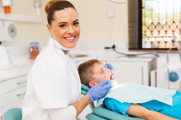 dentist and little patient - Foto, afbeelding