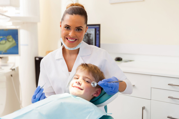 Dentist consulting little patient - Foto, afbeelding