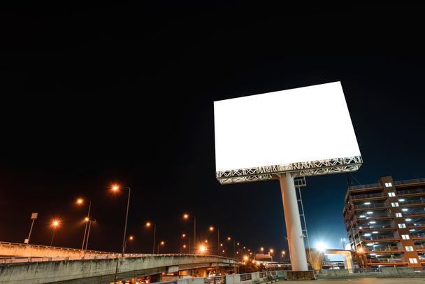 κενό billboard τη νύχτα για τη διαφήμιση.  - Φωτογραφία, εικόνα