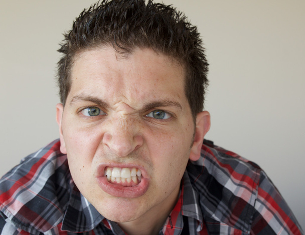kızgın genç adam - Fotoğraf, Görsel