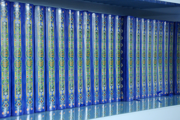 Quran are arranged neatly on the shelf - Zdjęcie, obraz