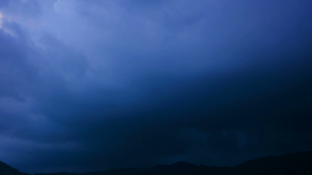 Timelapse atış Stormclouds bina ve şimşek - Video, Çekim