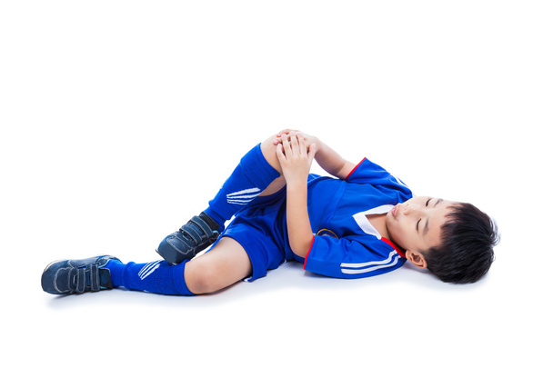 Młodzieży azjatycki piłkarz z ból stawu kolanowego. Całego ciała. - Zdjęcie, obraz