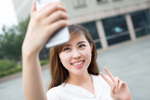 Frau macht Selfie mit Handy  - Foto, Bild