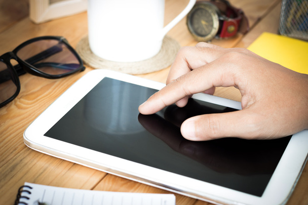 mão close-up usando tablet digital no espaço de trabalho
 - Foto, Imagem