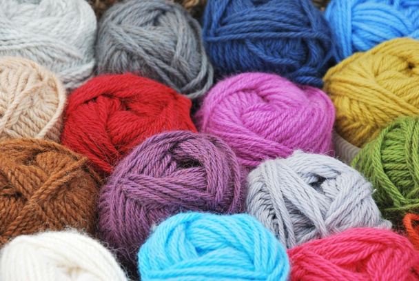 Bolas de lana de alpaca teñida
 - Foto, imagen