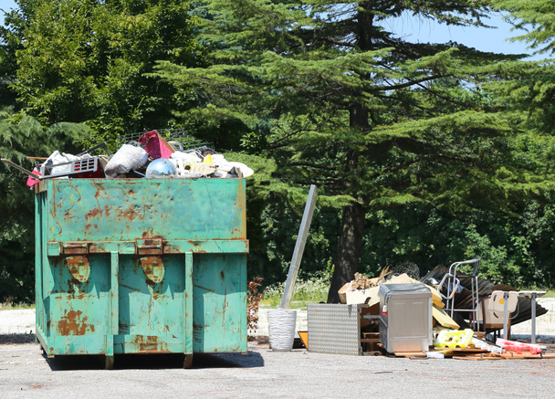 contenedores llenos de basura y residuos
 - Foto, Imagen