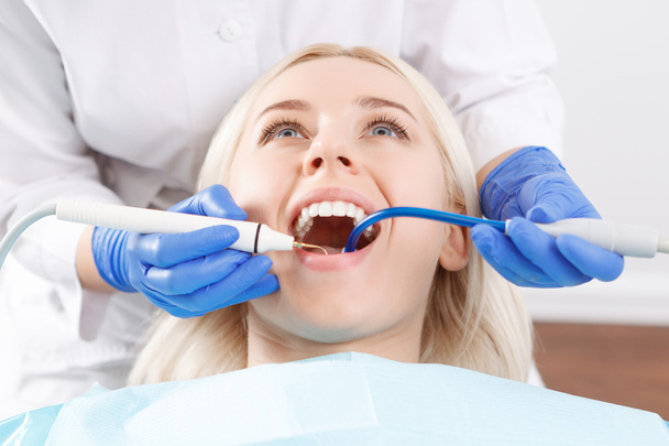 Mujer bastante rubia durante su visita al dentista
  - Foto, imagen