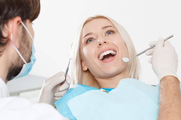 Mulher durante o exame dentário
 - Foto, Imagem