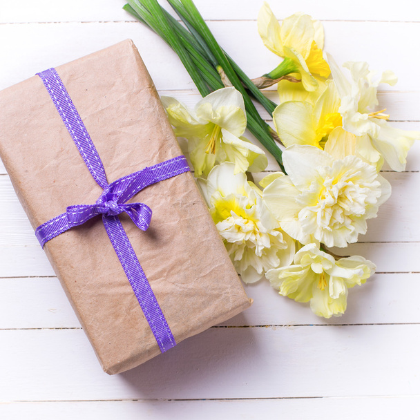 Present box and flowers - Valokuva, kuva