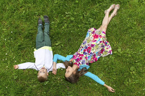 girl with little brother on grass - Foto, imagen