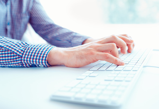 Мужские руки или мужчина офисный работник, печатающий на клавиатуре - Фото, изображение
