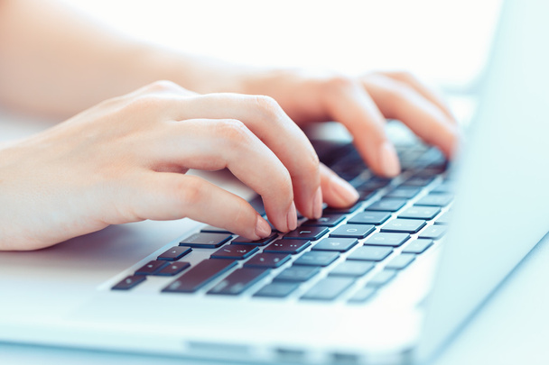 Manos femeninas o trabajadora de oficina escribiendo en el teclado
 - Foto, imagen