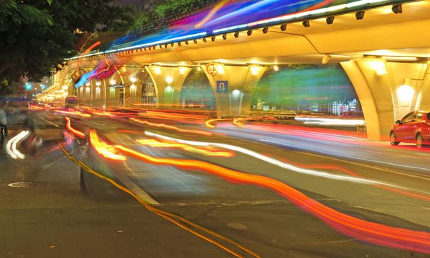 Tráfico de alta velocidad y senderos de luz borrosa bajo el paso elevado
 - Foto, Imagen